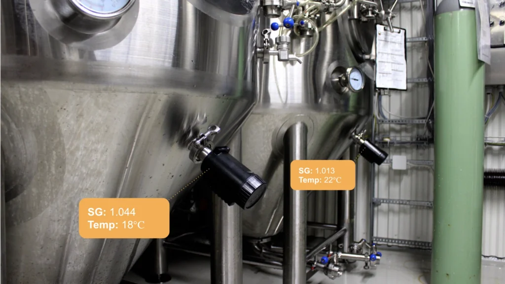 Zwei Fermentationstanks mit PLAATO-Sensoren und angezeigten Messwerten für Dichte und Temperatur