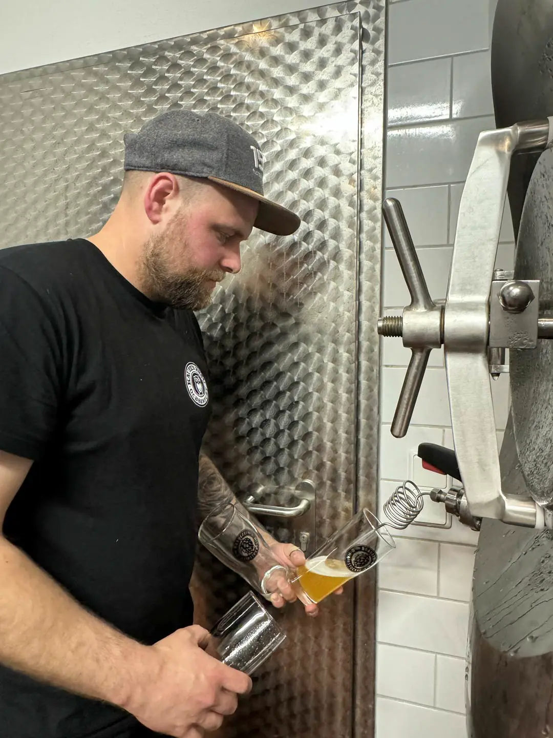 Pascal Gedrat, Inhaber und Braumeister der Brauerei Mainstockheim, zapft mithilfe einer Spindel ein frisches Bier direkt aus dem Tank für ein Beer Tasting