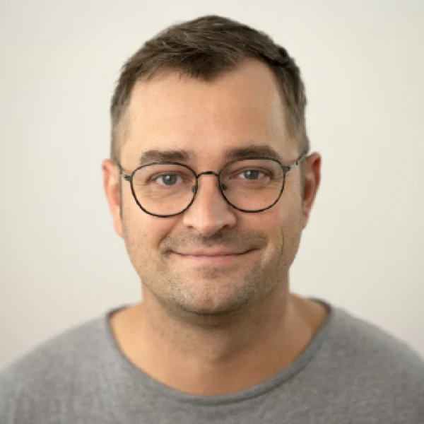 Portrait of Christian Roth, software developer and commissioning engineer at DriveCon GmbH and jointly responsible for the development and commissioning of the MINGLECONTROL product.